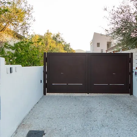 Est ゲストハウス 3*